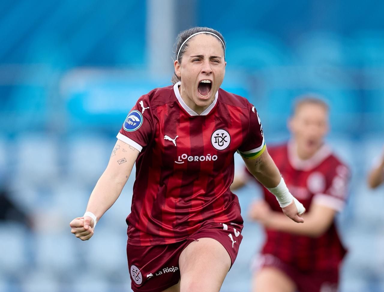 Isina Corte celebra un gol con el DUX