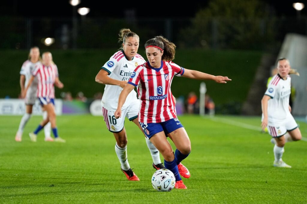 Alexia Fernández con el balón - Real Madrid VS Atlético de Madrid - Liga F