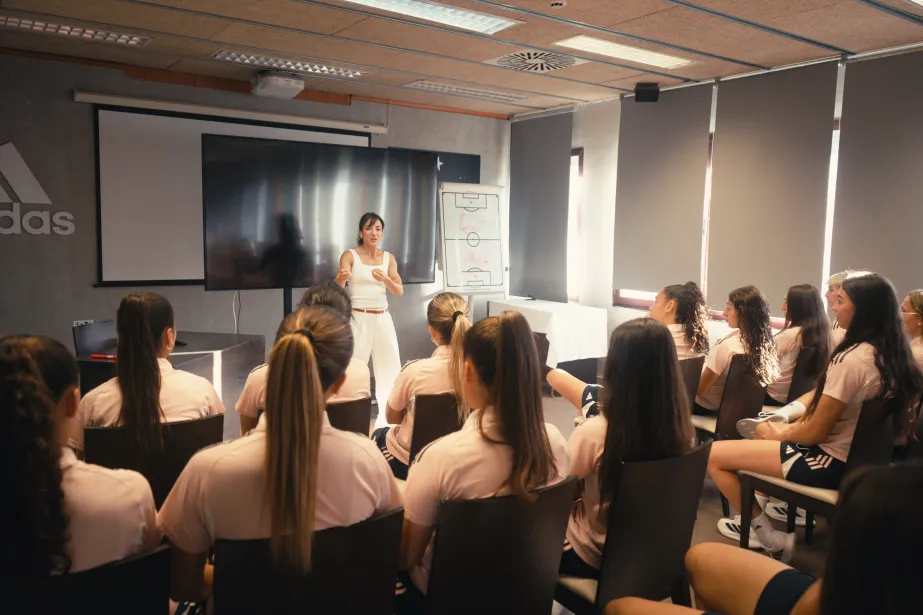 Charla de Sandra Sándchez a la sub-20 femenina - Foto RFEF