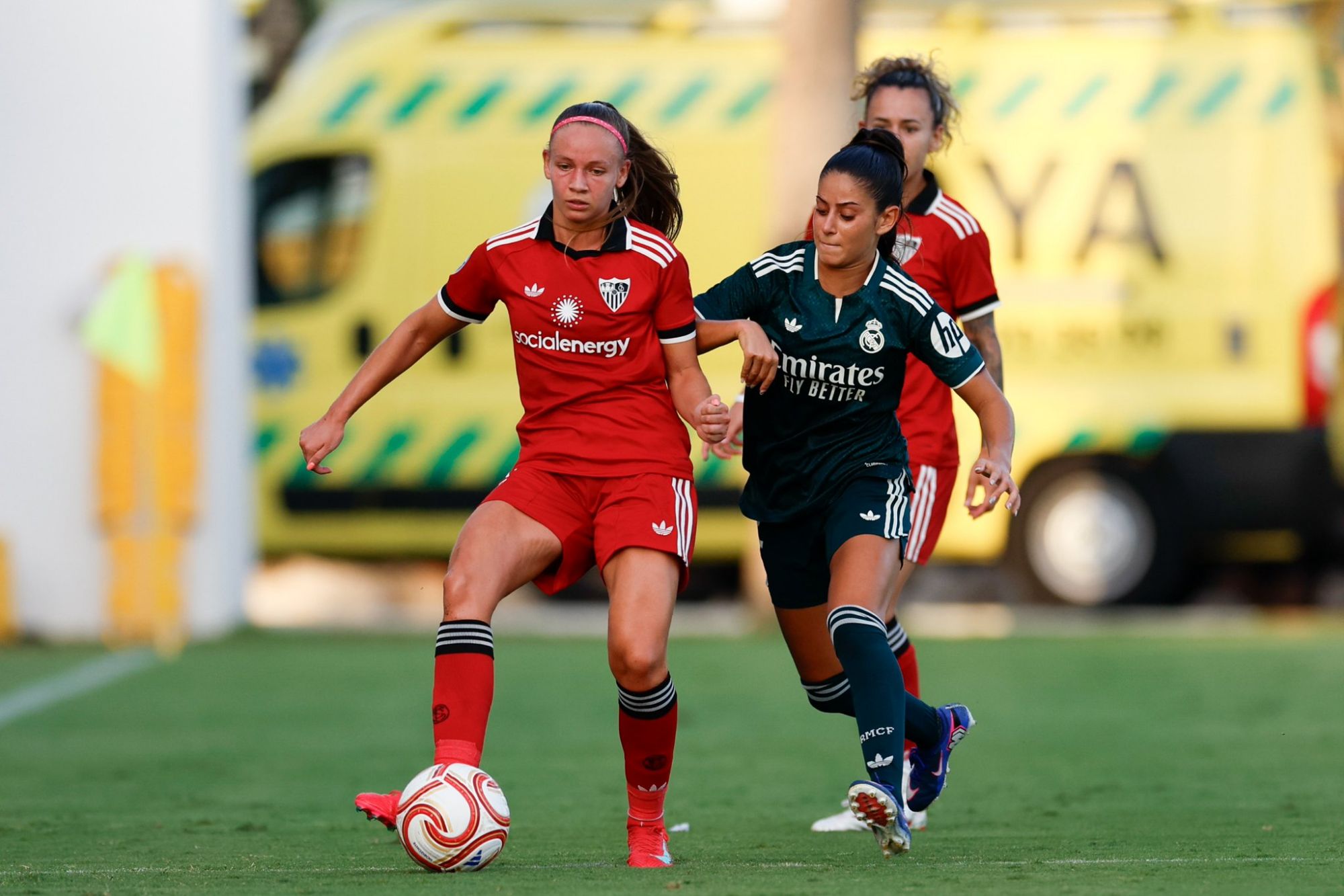 Disputa el partido entre el Real Madrid y Sevilla FC femenino