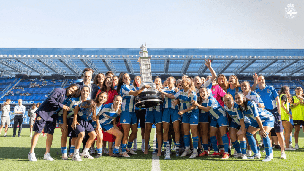 El Dépor ABANCA posando junto al Teresa Herrera 2025 | Foto: RC Deportivo