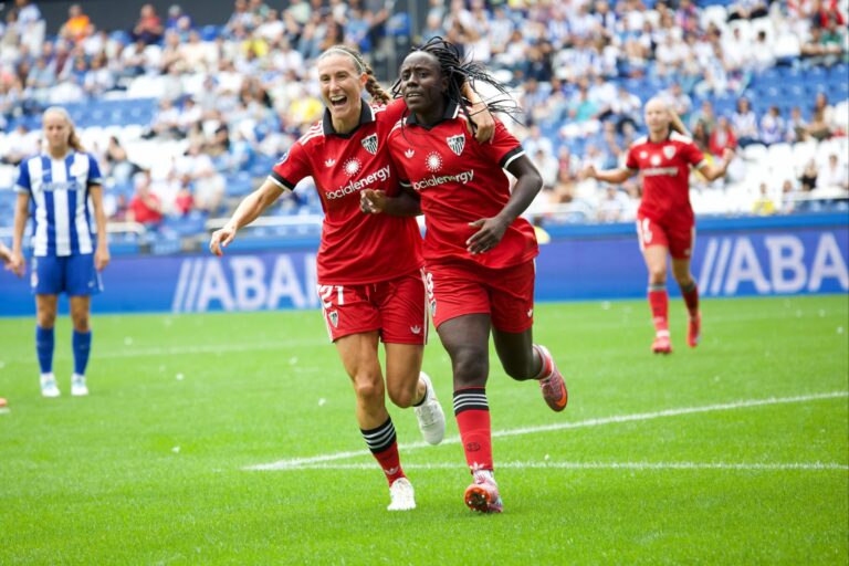 Kanteh y Gemma Gili celebran el gol del Sevilla FC