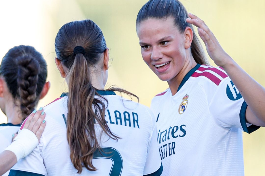 Bella Andersson celebra con Keukelaar un gol