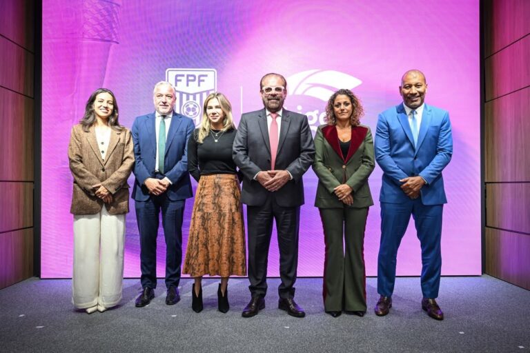 Foto oficial del acuerdo entre la Federación Paulista de fútbol y la Liga F