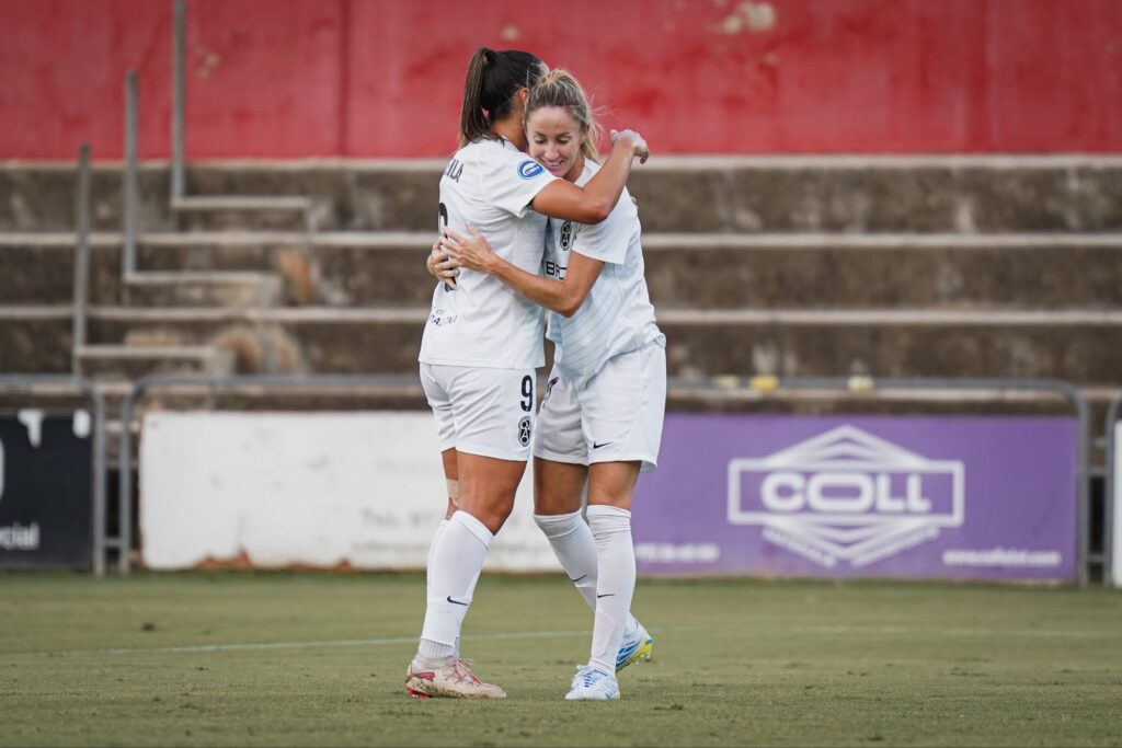 Sheila guijarro y Lauri Requena celebran un gol