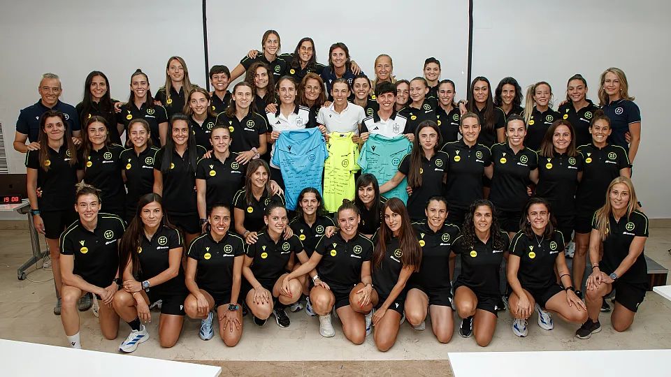 Sonia Bermúdez e Iraia Iturregi con las árbitras de Primera División