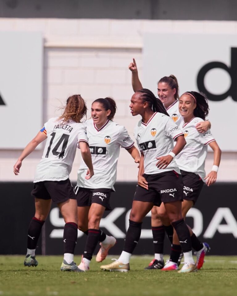 El Valencia celebra su gol - Liga F