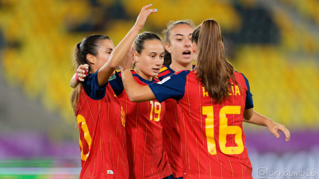 Las jugadoras de España celebran un gol con Rosalía, en el Mundial Sub 20 Femenino 2026. Foto: Arnau Martínez (@arnaumb16)
