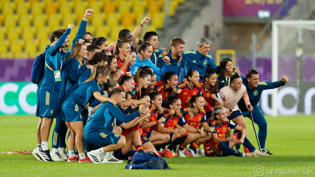 Las jugadoras de España celebran el pase a cuartos en el Mundial Sub 20 Femenino 2026. Foto: Arnau Martínez (@arnaumb16)