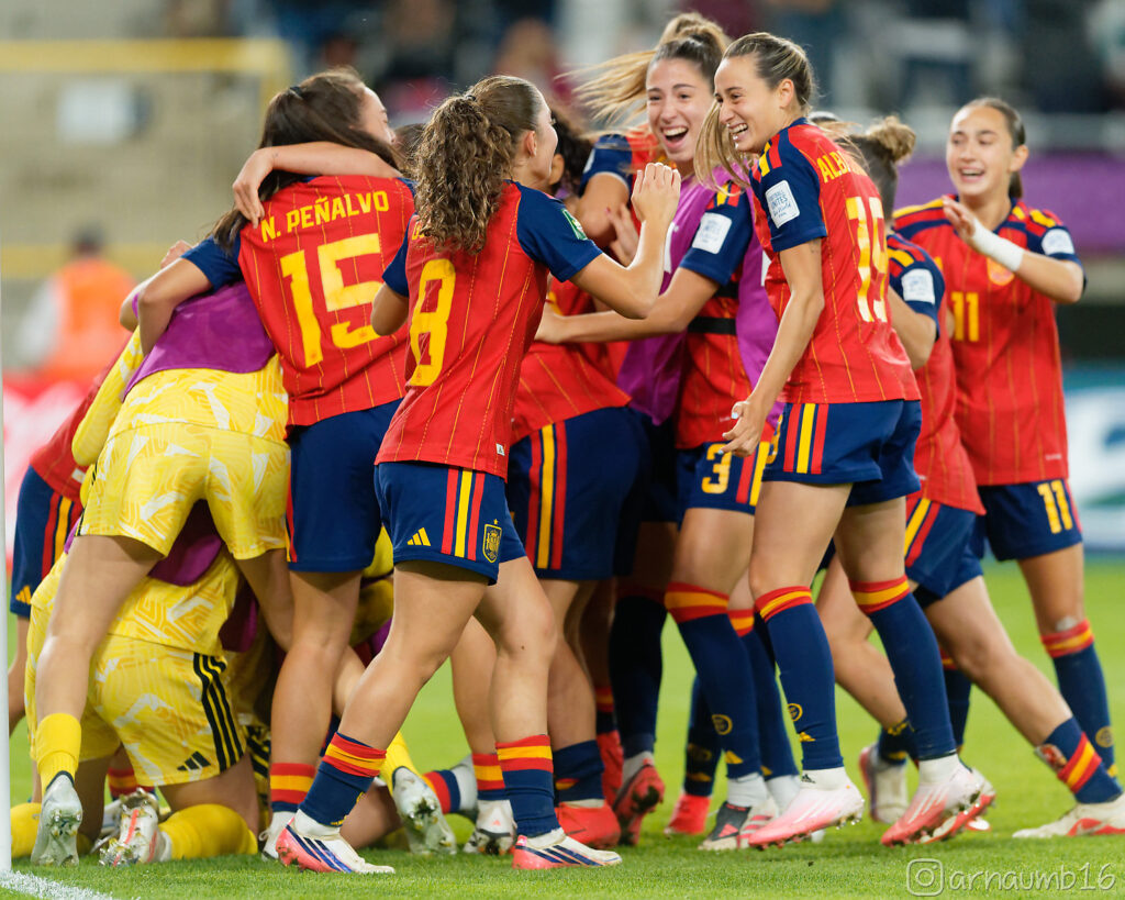 Las jugadoras de España celebran la victoria en el Mundial Sub 20 Femenino 2026. Foto: Arnau Martínez (@arnaumb16)