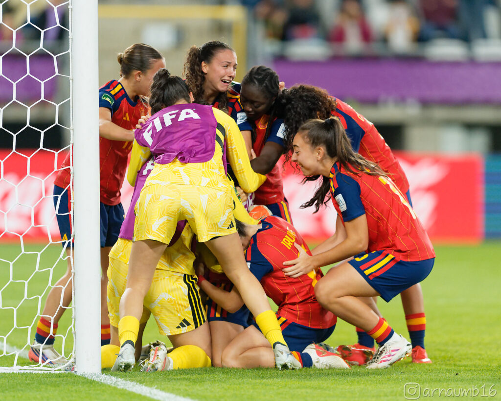 Las jugadoras de España celebran la victoria en el Mundial Sub 20 Femenino 2026. Foto: Arnau Martínez (@arnaumb16)