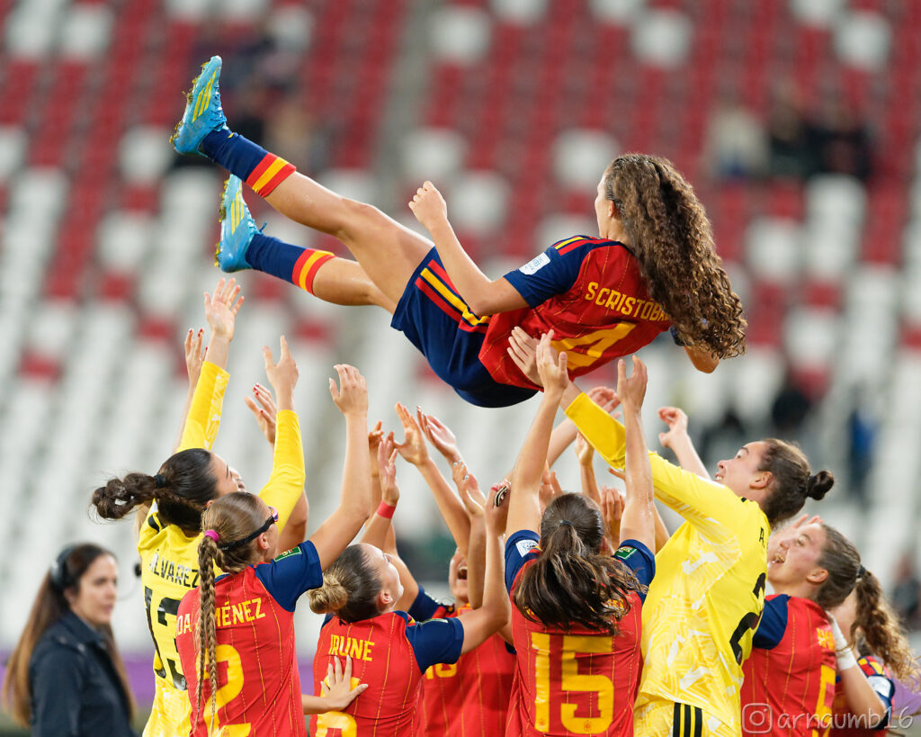 Las jugadoras de España celebran la victoria en el Mundial Sub 20 Femenino 2026. Foto: Arnau Martínez (@arnaumb16)