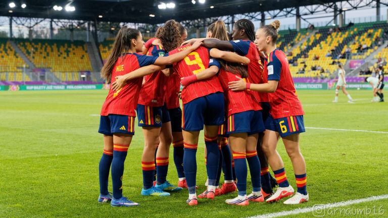 Las jugadoras de España celebran un gol en el Mundial Sub 20 Femenino 2026. Foto: Arnau Martínez (@arnaumb16)