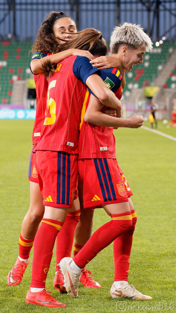 Las jugadoras de España celebran el gol de Pau Comendador, en el Mundial Sub 20 Femenino 2026. Foto: Arnau Martínez