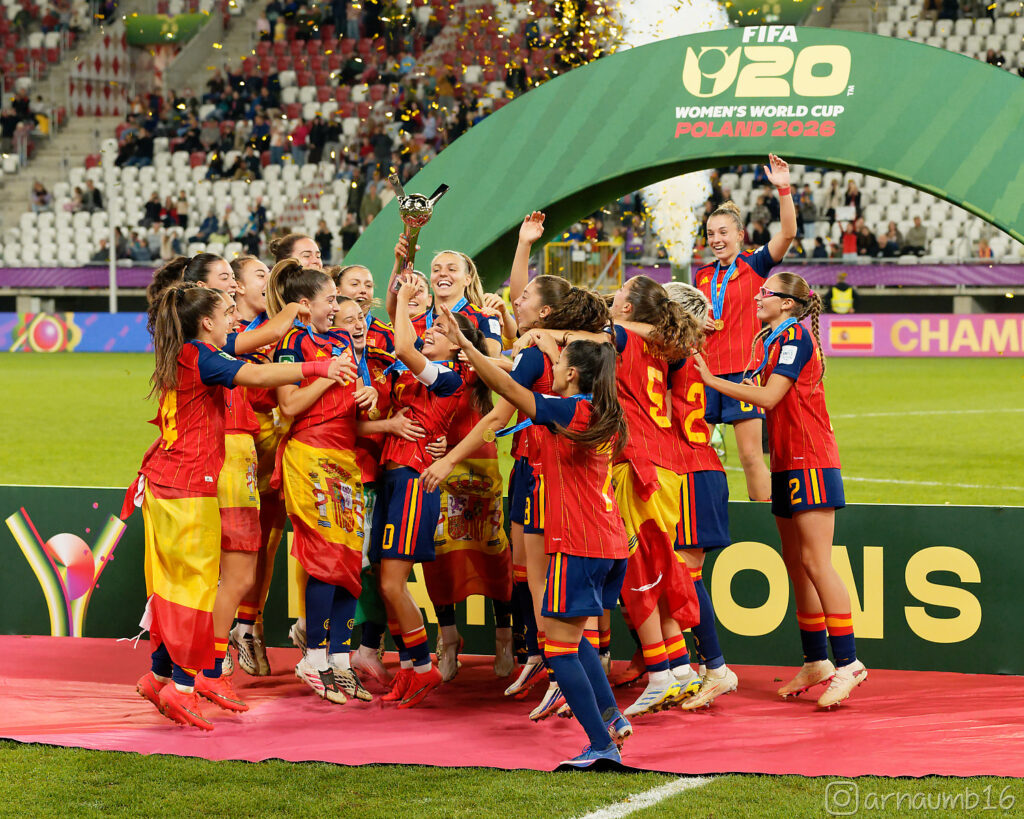 Las jugadoras de España celebran la victoria en el Mundial Sub 20 Femenino 2026. Foto: Arnau Martínez (@arnaumb16)