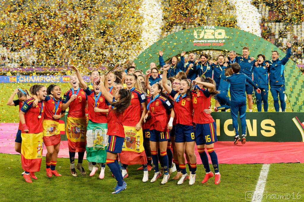 Las jugadoras de España celebran la victoria en el Mundial Sub 20 Femenino 2026. Foto: Arnau Martínez (@arnaumb16)