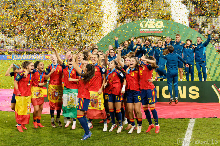 Las jugadoras de España celebran la victoria en el Mundial Sub 20 Femenino 2026. Foto: Arnau Martínez (@arnaumb16)