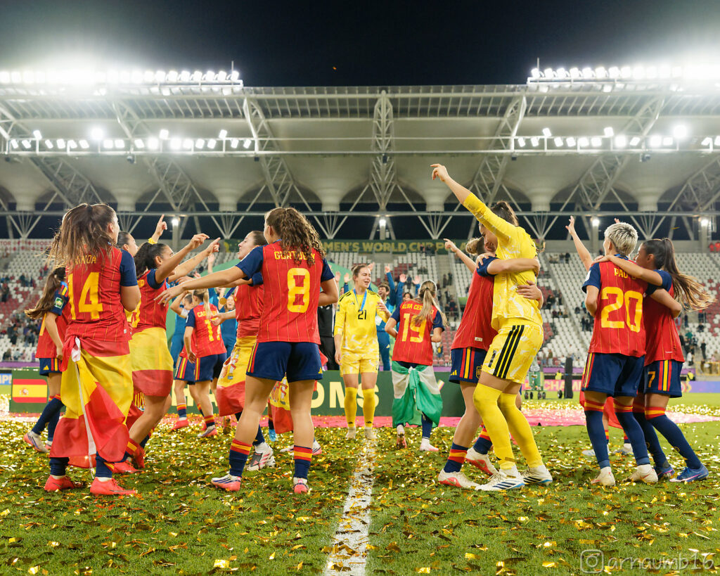 Las jugadoras de España celebran la victoria en el Mundial Sub 20 Femenino 2026. Foto: Arnau Martínez (@arnaumb16)