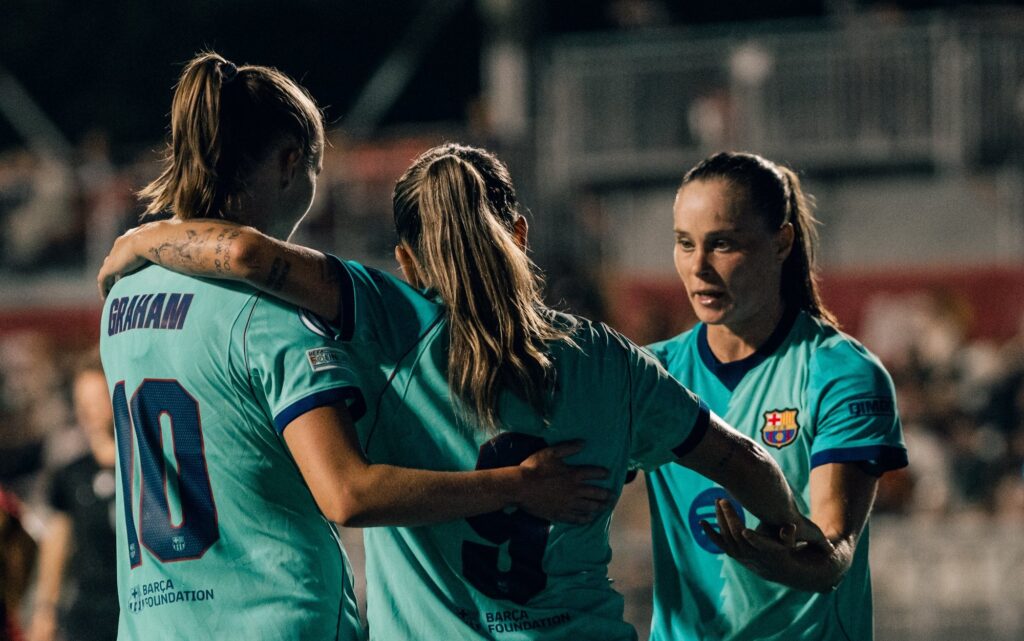 Caroline Graham-Hansen, Claudia Pina y Ewa Pajor celebran un gol con el Barcelona, en la Champions 2026-27. Foto: FCBarcelona