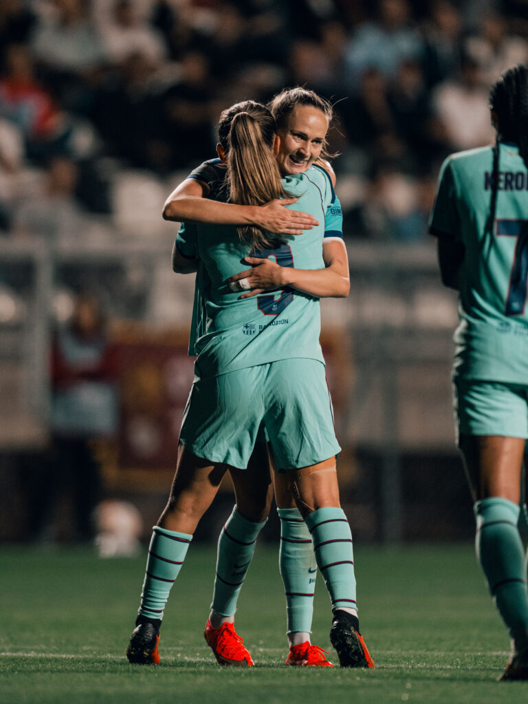 Caroline Graham-Hansen y Claudia Pina celebran un gol con el Barcelona, en la Champions 2026-27. Foto: FCBarcelona