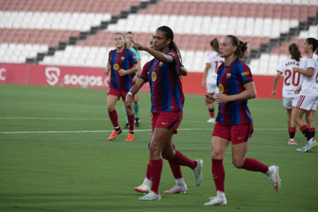 Las jugadoras del Barcelona celebran un gol de Brugts ante el Sevilla en la Liga 2026-27. Foto: Hugo Mesonero