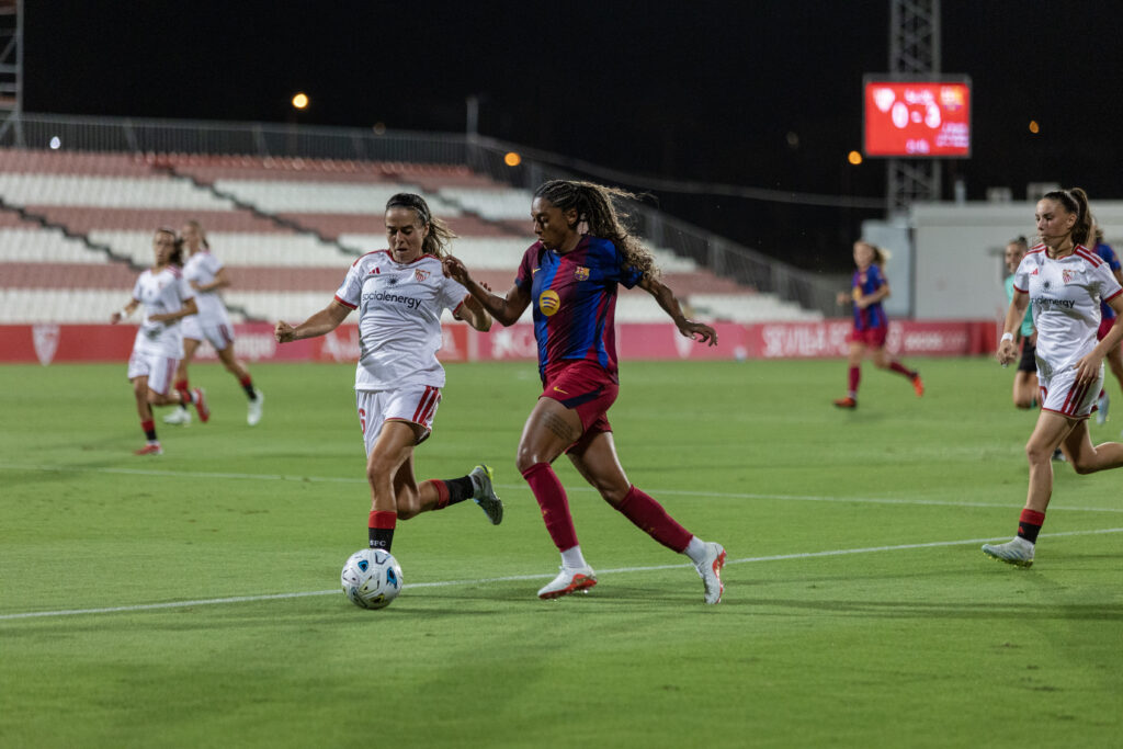 La jugadora del Barcelona Kerolin y la futbolista del Sevilla Alicia Redondo, durante un partido ante el Sevilla de la Liga 2026-27. Foto: Hugo Mesonero