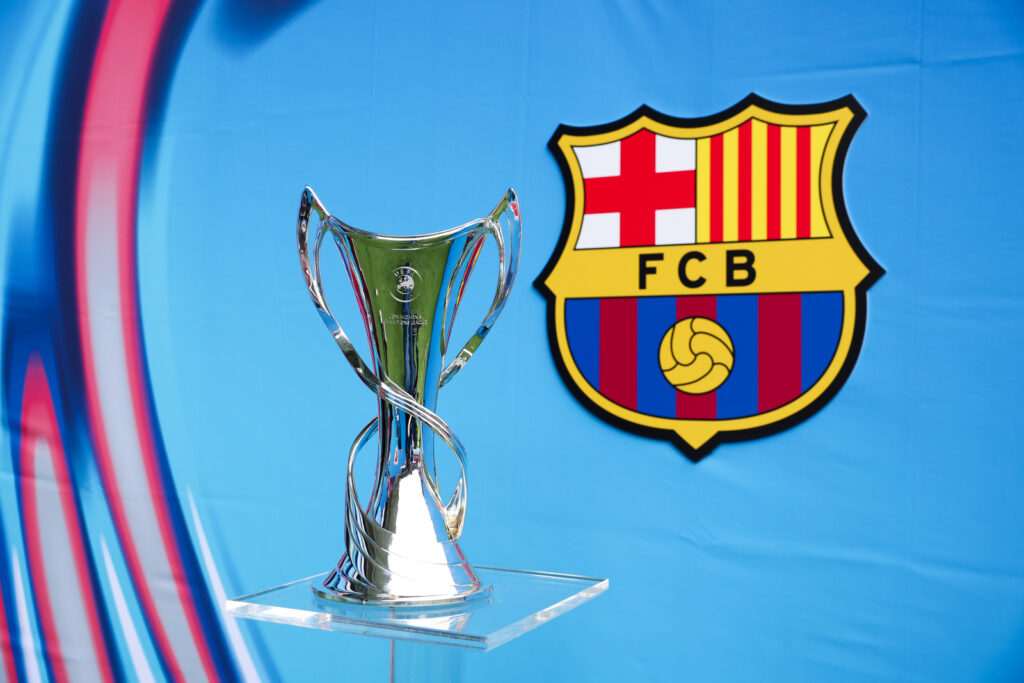Foto trofeo UEFA Women's Champions League + Escudo FC Barcelona