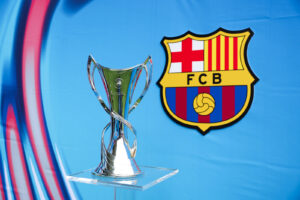 Foto trofeo UEFA Women's Champions League + Escudo FC Barcelona