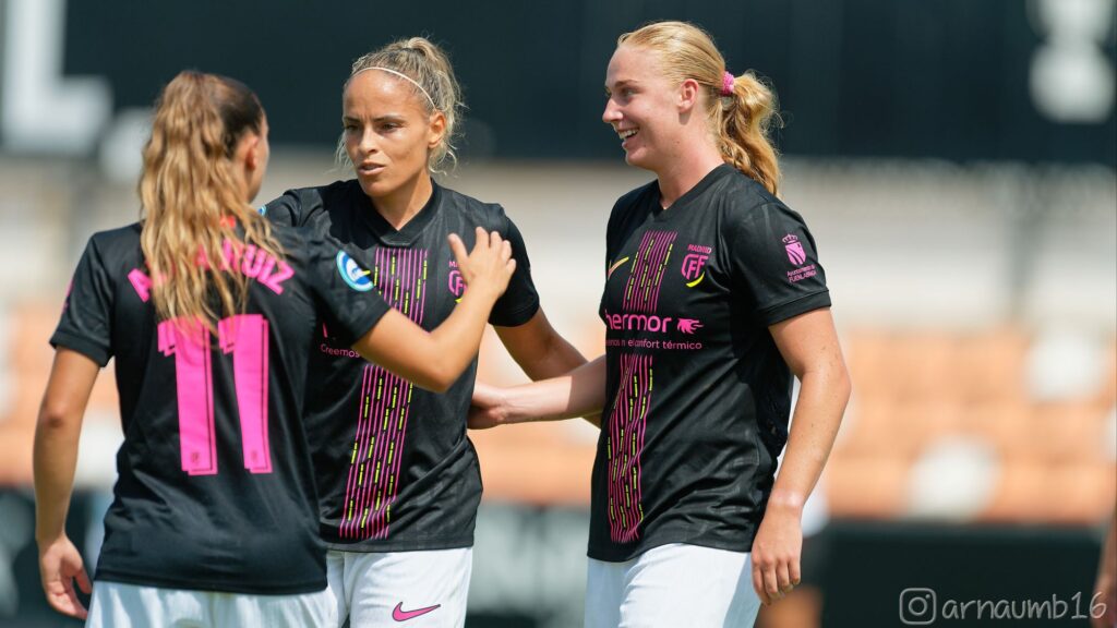 Alba Ruiz y Mónica Hickman celebran el gol