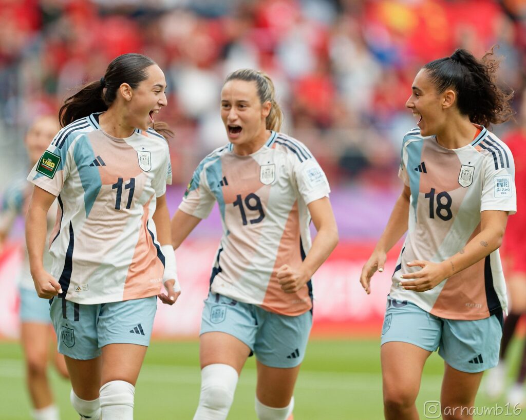 Alba Cerrato y Celia Segura celebran el gol de Daniela Agote