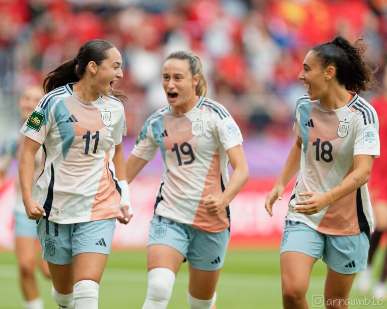 Alba Cerrato y Celia Segura celebran el gol de Daniela Agote