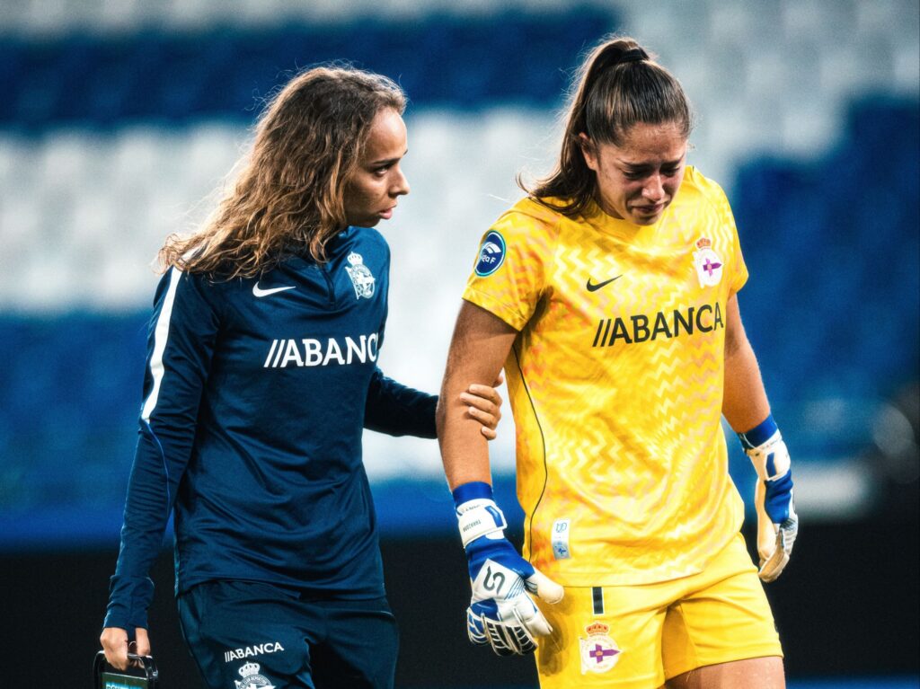Andrea Tarazona se marcha lesionada en el partido del Deportivo contra el Real Madrid de liga F