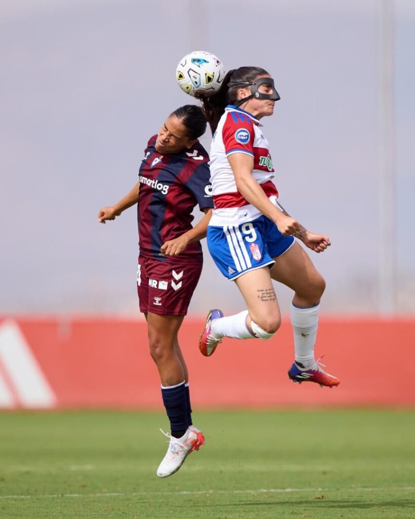 Duelo aéreo en el Granada vs Eibar | Foto: Liga F