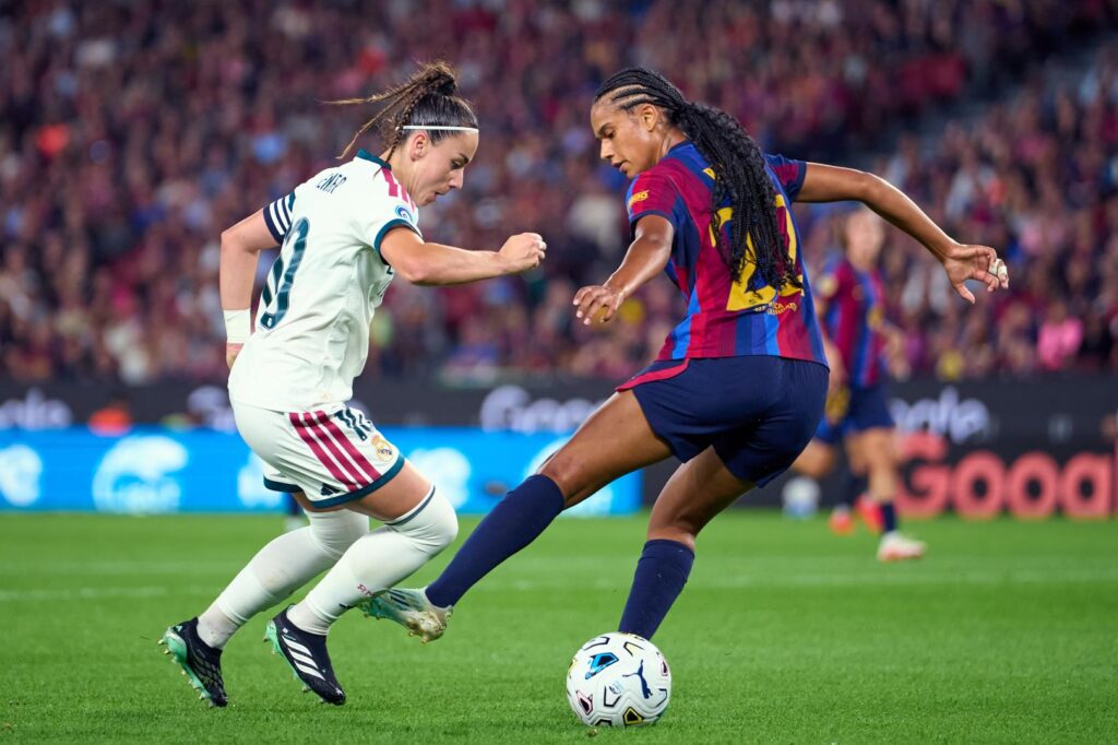 La jugadora del Barcelona Esmee Brugts y la futbolista del Real Madrid Athenea del Castillo, durante un partido disputado en el Camp Nou en 2026. Foto: LigaF