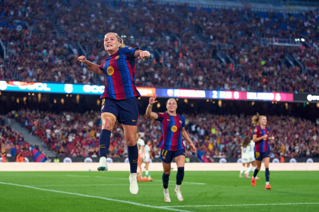 La jugadora del Barcelona Claudia Pina celebra un gol, durante un partido disputado en el Camp Nou en 2026. Foto: LigaF