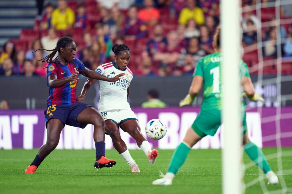 La jugadora del Barcelona Aicha Cámara y la futbolista del Real Madrid Linda Caicedo, durante un partido disputado en el Camp Nou en 2026. Foto: LigaF