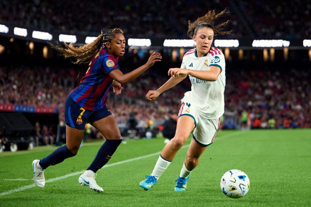 La jugadora del Barcelona Kerolin y la futbolista del Real Madrid Silvia Cristóbal, durante un partido disputado en el Camp Nou en 2026. Foto: LigaF