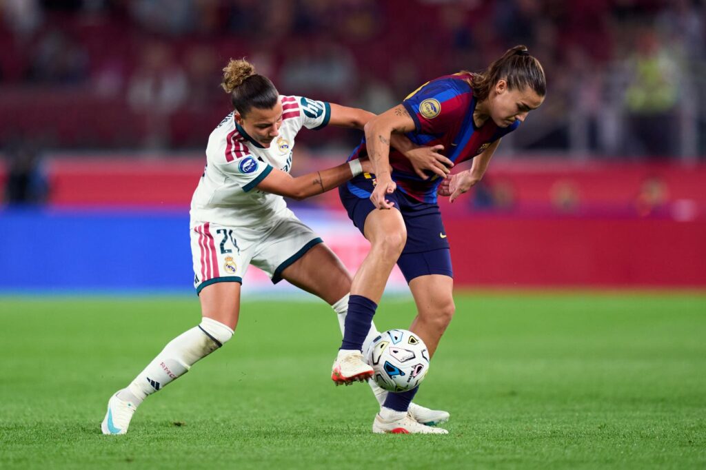 La jugadora del Barcelona Patri Guijarro y la futbolista del Real Madrid Caruso, durante un partido disputado en el Camp Nou en 2026. Foto: LigaF