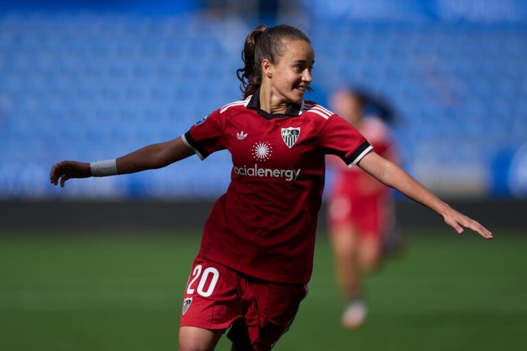 Rosa Márquez jugadora del Sevilla celebrando su gol