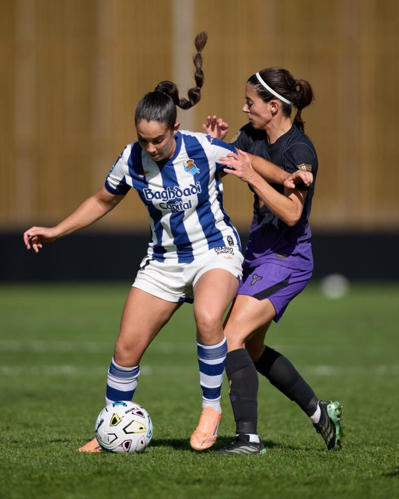 La futbolista de la Real Sociedad Ainoa y la jugadora del Barcelona Aitana Bonmatí, en la Liga F en 2026. Foto: LigaF