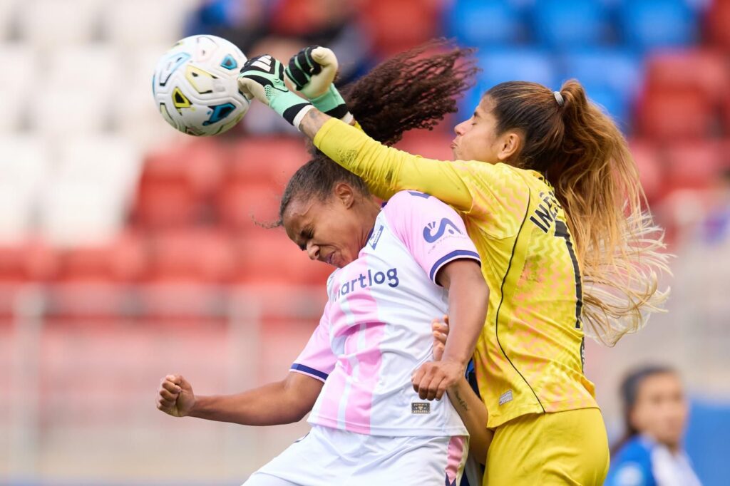 Ines Pereira despeja un balón frente al Eibar