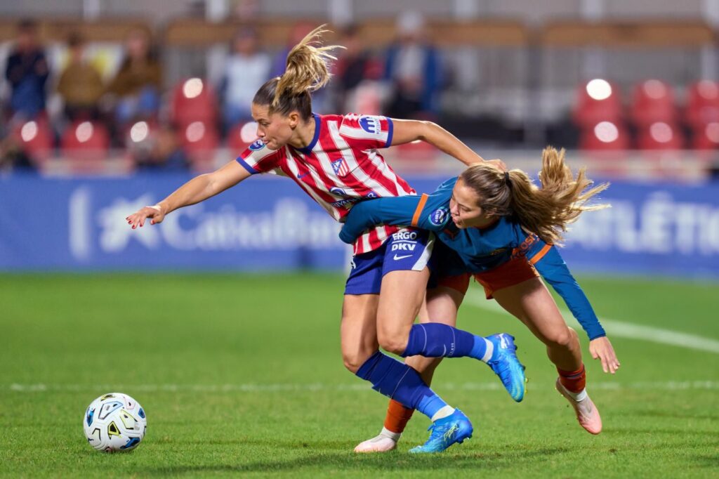 Un duelo en el partido del Atlético de Madrid vs Valencia CF