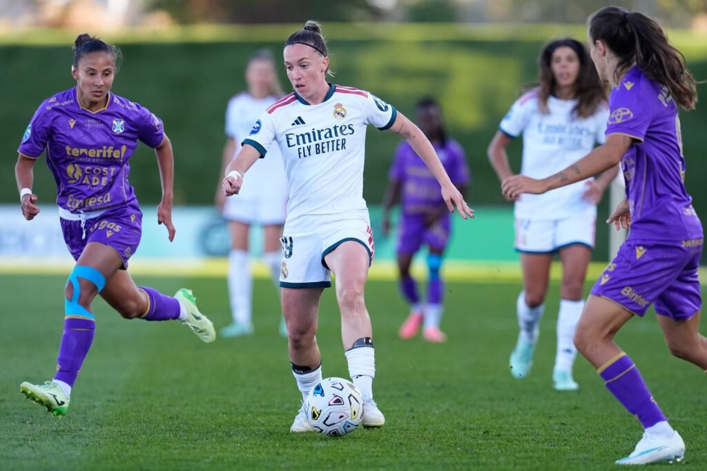 Eva Navarro en una jugada del partido entre el Real Madrid y el Costa Adeje Tenerife de Liga F