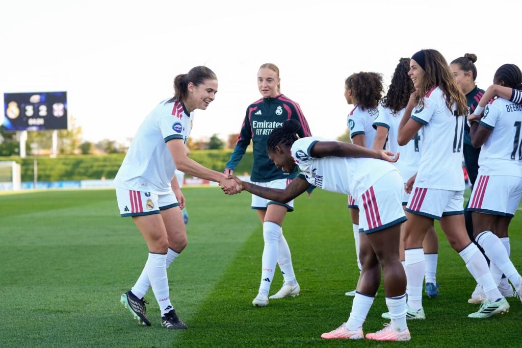 Linda Caicedo hacer reverencia a Signe Bruun - Real Madrid