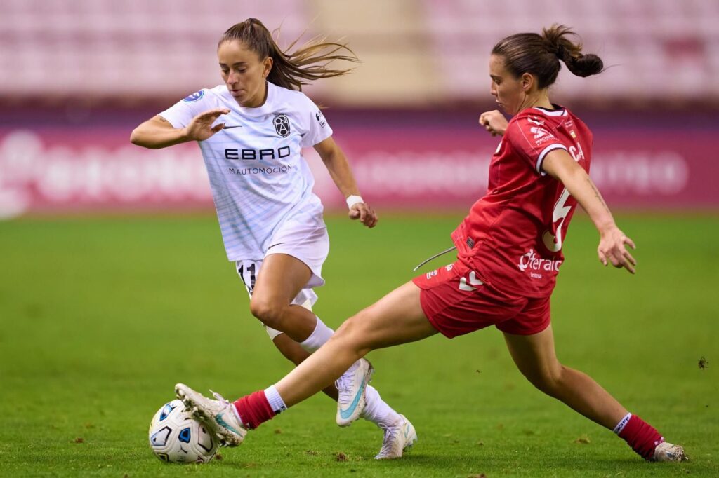 Elena Julve (FC Badalona) y Cris Ongaro (Logroño United) - Liga F