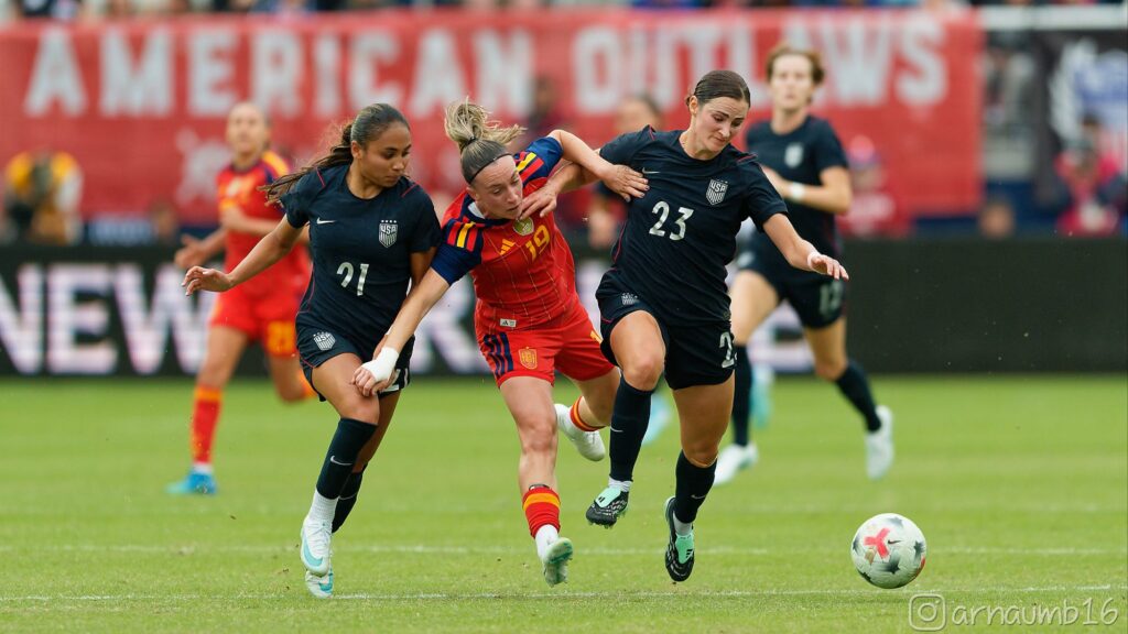 Eva Navarro frente a dos jugadoras de EEUU - Selección Española femenina