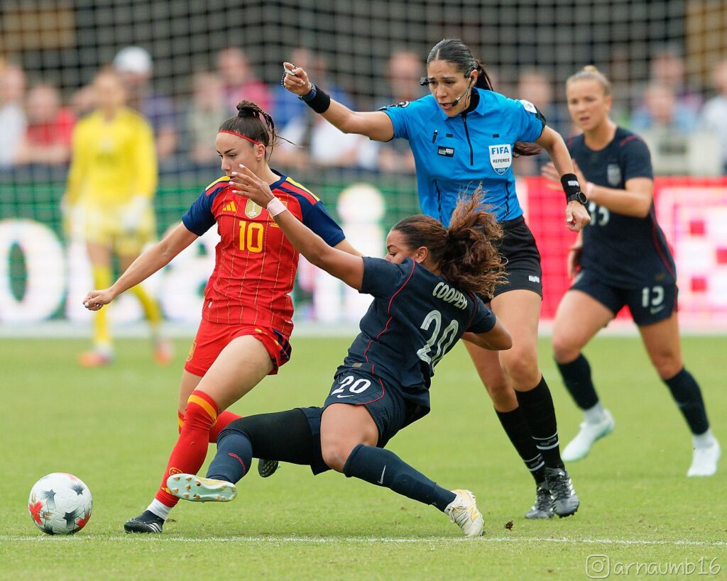 Athenea en el partido de Estados Unidos y la selección española
