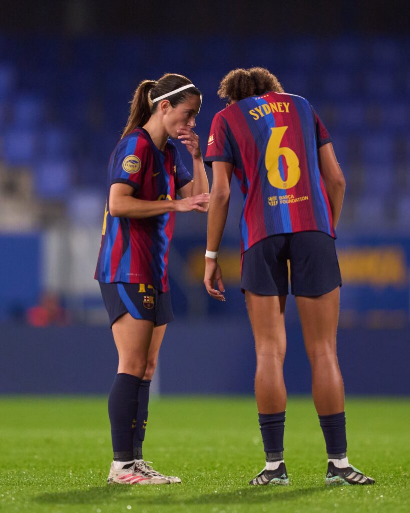 Las jugadoras del Barcelona Aitana Bonmatí y Sydney, durante un partido de Liga F 2026. Foto: Liga F