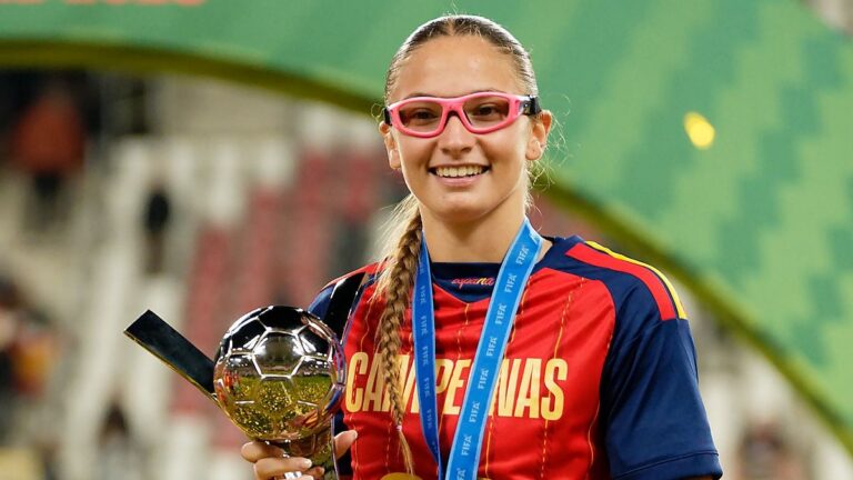 Noa Jiménez con el trofeo de campeona con selección española sub-20 - Mundial Polonia 2026