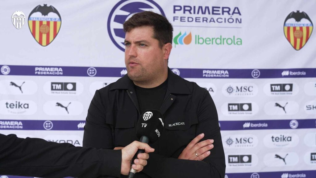 Mikel Crespo en una rueda de prensa pues partido del Valencia CF
